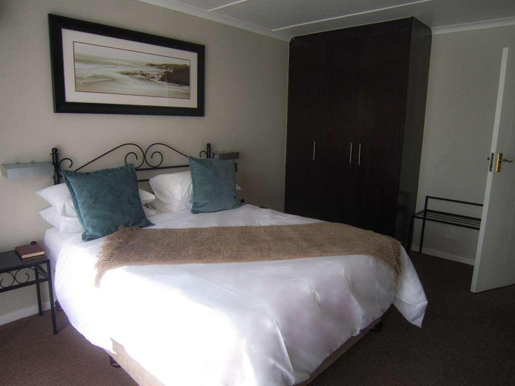 Blue Lagoon Hotel And Conference Centre East London Room photo